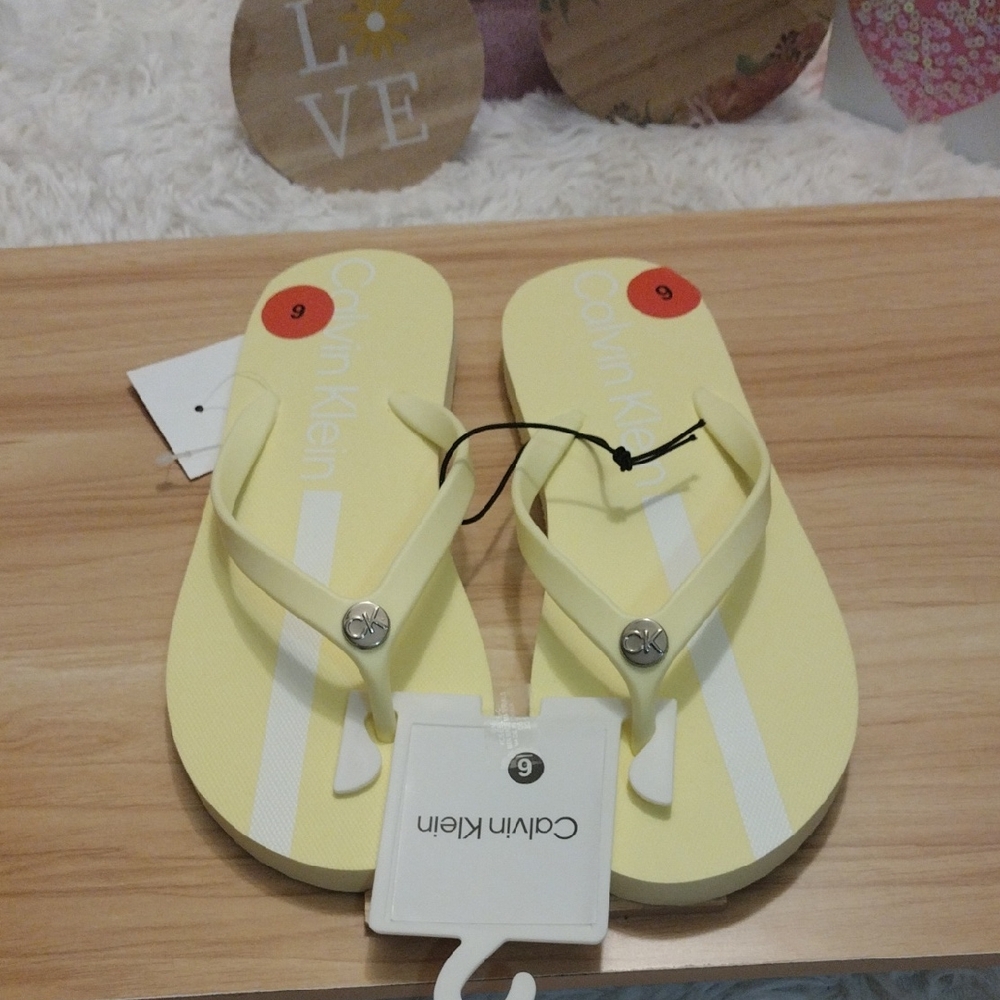 Calvin Klein Seelie Light Yellow Flip Flops Women's Size 6 🆕